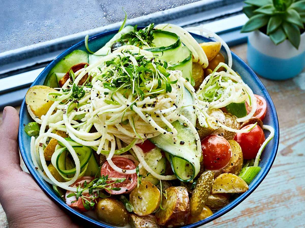 Vegane Salate: Rezept für Kartoffelsalat mit Apfelspaghetti und Gurkenbandnudeln