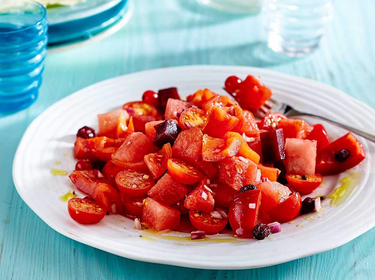 Vegane Salate: Rezept für Tomaten-Rote-Bete-Salat