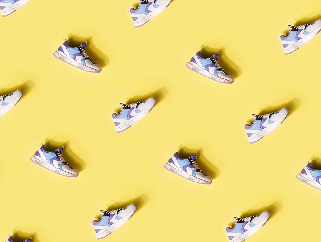 Vegane Sneaker vor einem gelben Hintergrund
