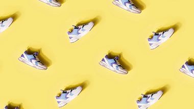 Vegane Sneaker vor einem gelben Hintergrund - Foto: iStock/Natalia Bodrova