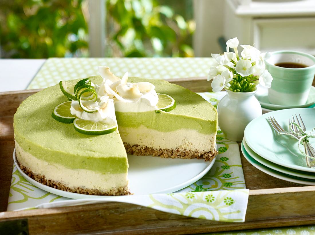 Veganer No Bake Käsekuchen mit Limetten und Avocado Veganer No Bake Käsekuchen mit Limetten und Avocado