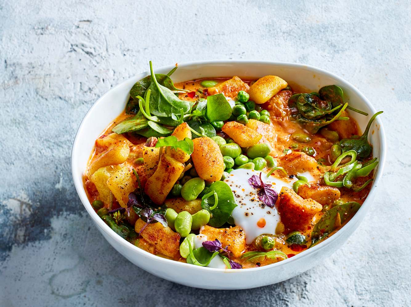 Ob selbst gemachte Gnocchi oder aus der Kühltheke, dieses Curry schmeckt himmlisch gut.