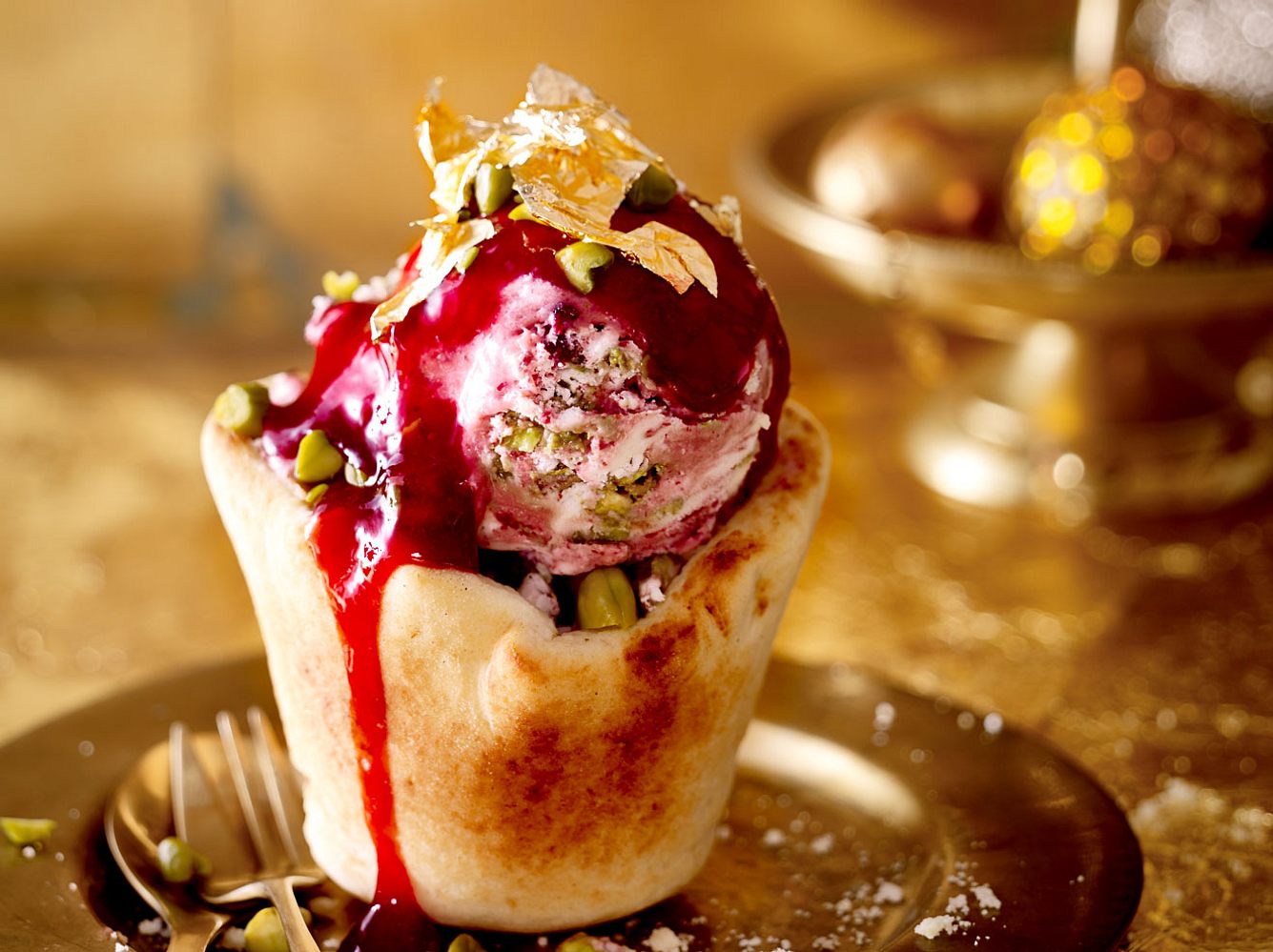 Fruchtig und doch weihnachtlich - dieses vegane Eis ist das perfekte Dessert im Sommer wie im Winter.