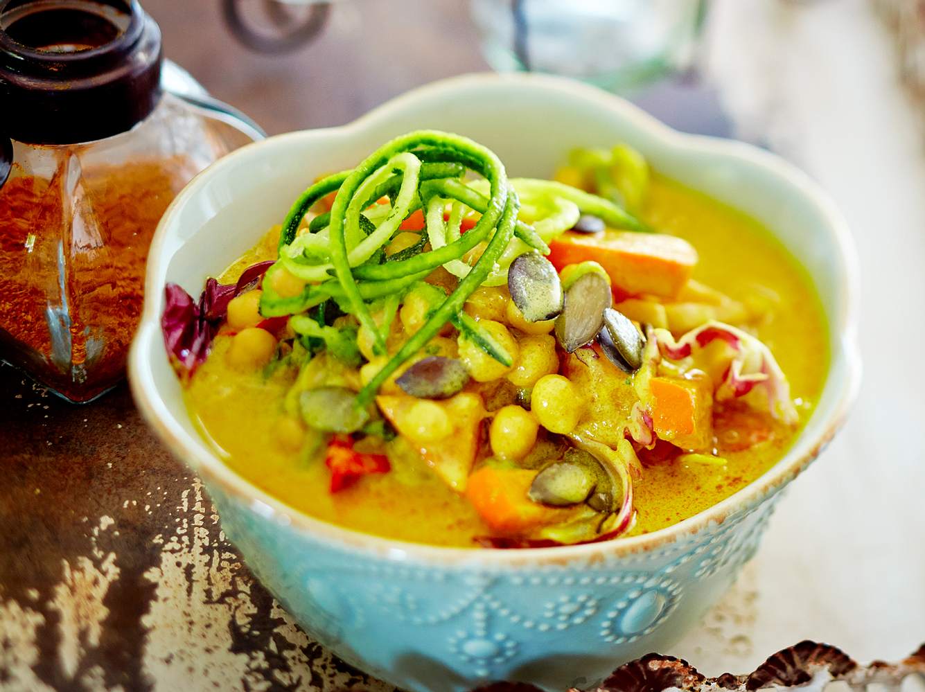 Dieses Kichererbsen-Curry ist vegan und Low Carb.