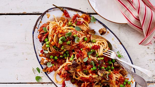 Unsere vegetarische Bolognese wird mit Pilzen und Erbsen gemacht. - Foto: House of Food / Bauer Food Experts KG