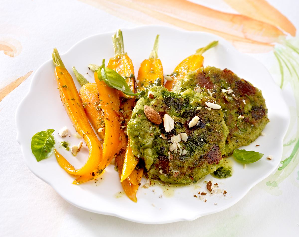 Vegetarische Brokkoli-Frikadellen mit Pesto-Möhren