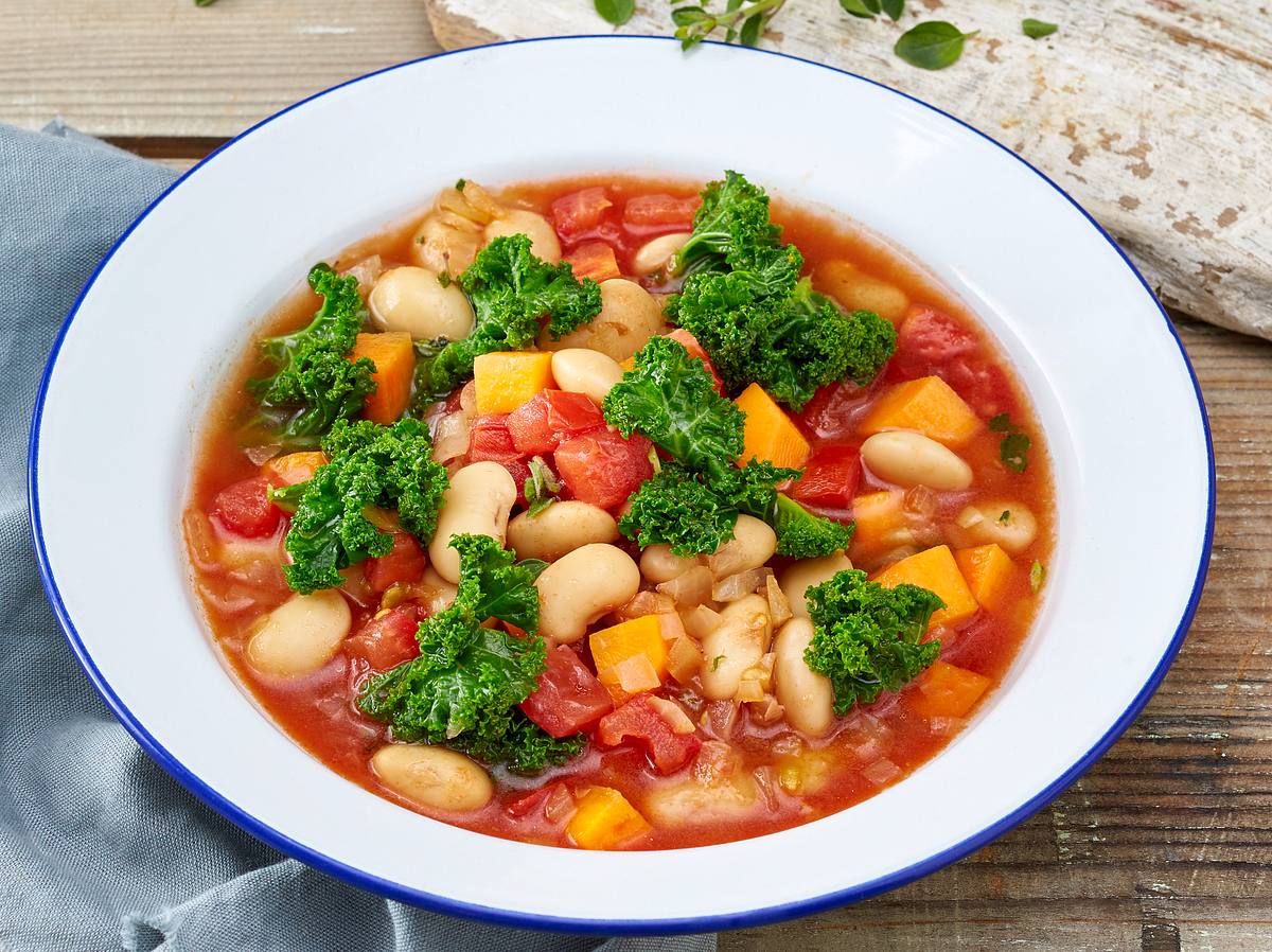 Vegetarische Grünkohlsuppe - Rezept mit Bohnen und Tomaten