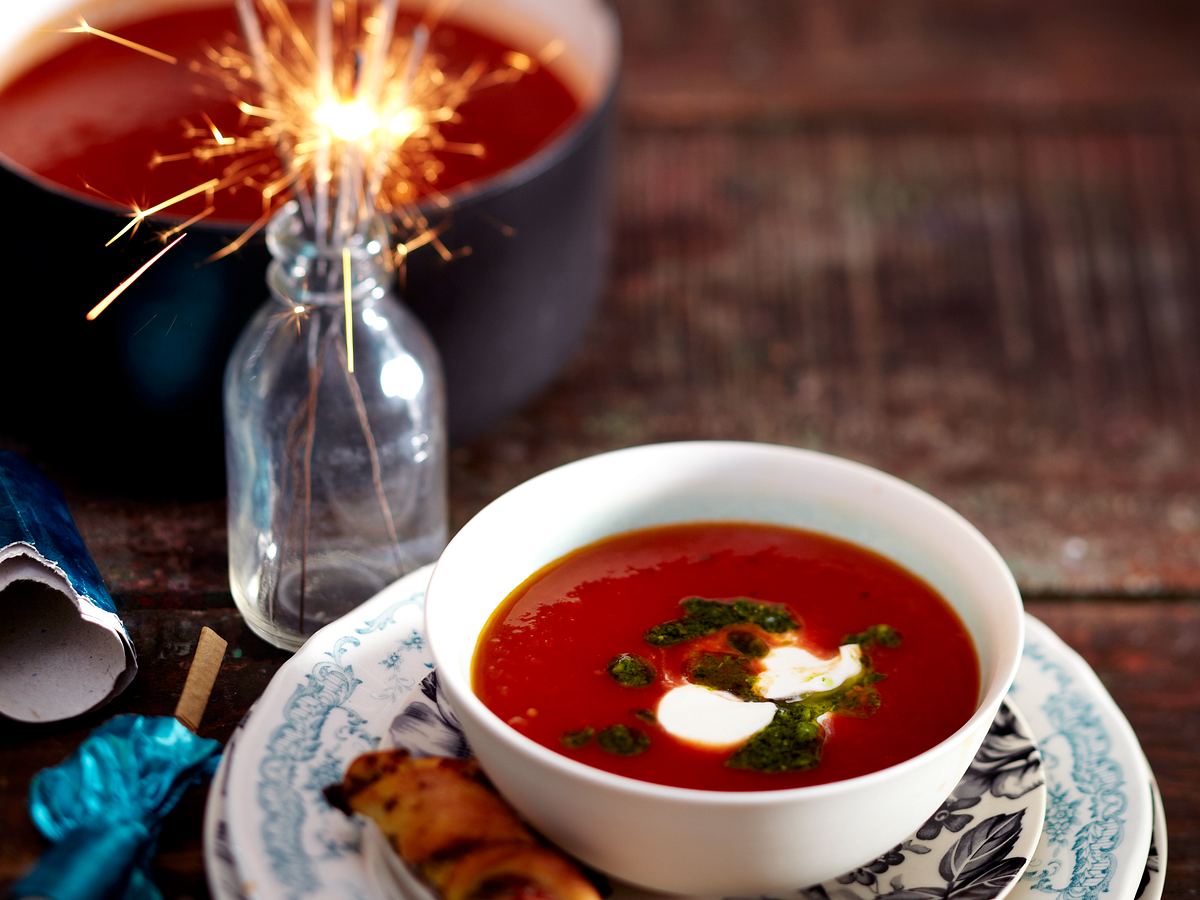 Vegetarische Mitternachtssuppe Bloody Mary mit Vodka und Tabasco