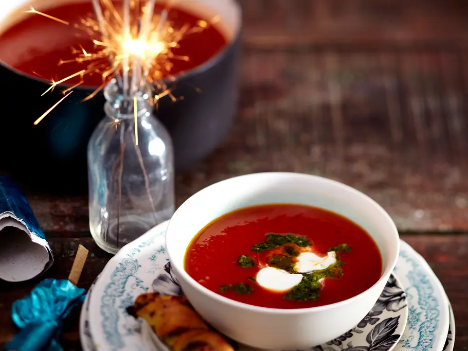 Vegetarische Mitternachtssuppe Bloody Mary mit Vodka und Tabasco