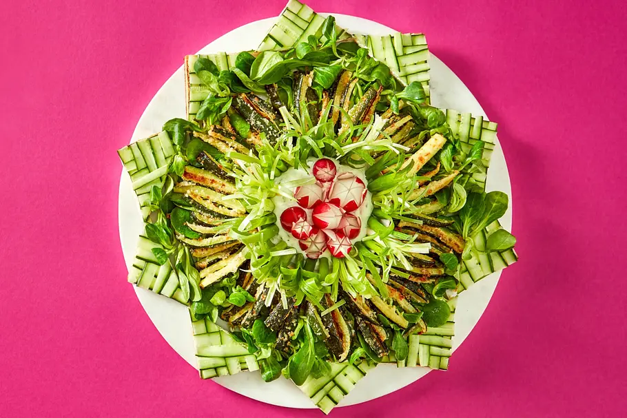 Vegetarische Snackplatte mit Gurkensandwiches Vegetarische Snackplatte mit Gurkensandwiches