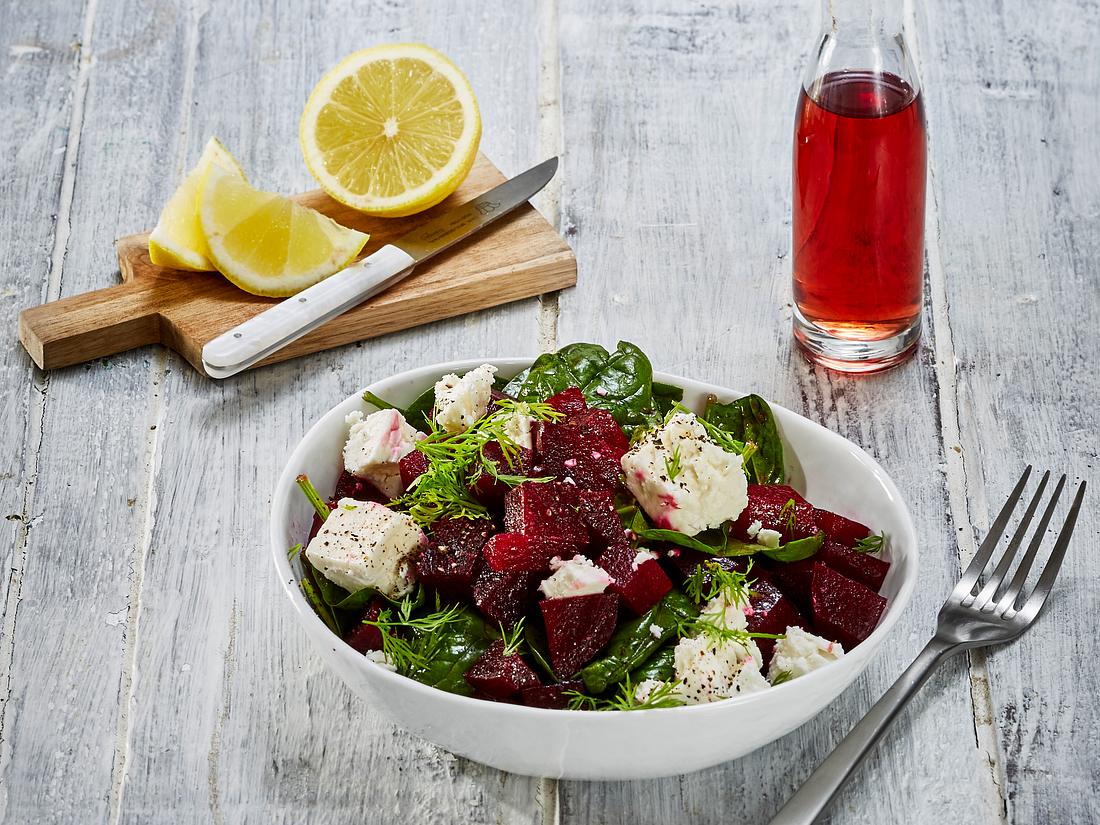 Vegetarische Vorspeise für ein Weihnachtsmenü Vegetarische Vorspeise für ein Weihnachtsmenü: Rote-Bete-Orangen-Spinat-Salat: