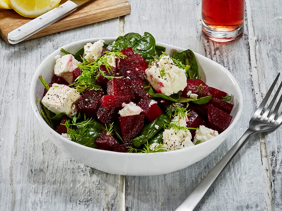 Eine Schüssel mit Rote-Bete-Salat, Spinat und Feta.