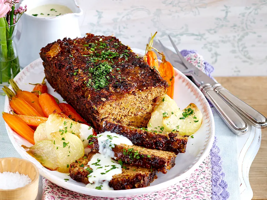 Vegetarischer Braten zu Ostern mit Blechgemüse Vegetarischer Braten zu Ostern mit Blechgemüse
