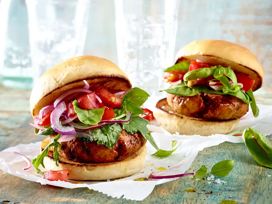 Vegetarische Burger-Patties aus dicken Bohnen und Ziegenkäse Ziegenkäse gibt den vegetarischen Burger Patties den letzten Pfiff.