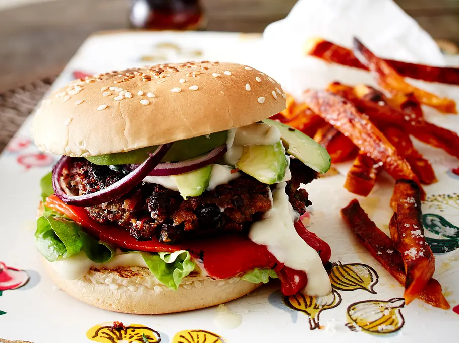 Vegetarischer Bohnen-Burger mit Süßkartoffelpommes Dieser Burger Pattie besteht aus Kidney-Bohnen.