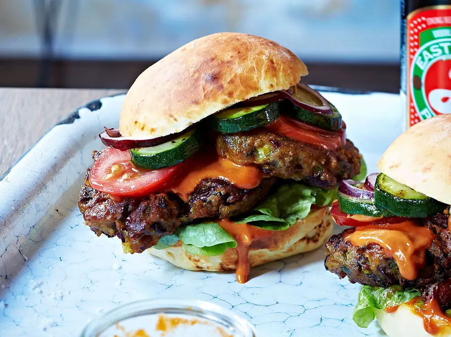 Vegetarischer Burger mit Bohnen-Zucchini-Pattie Dieser Burger glänzt durch Patties aus Zucchini und Bohnen.