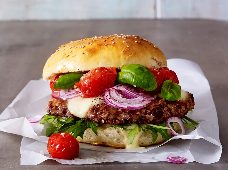 Rezept für einen vegetarischen Cheeseburger Ein vegetarischer Cheeseburger.