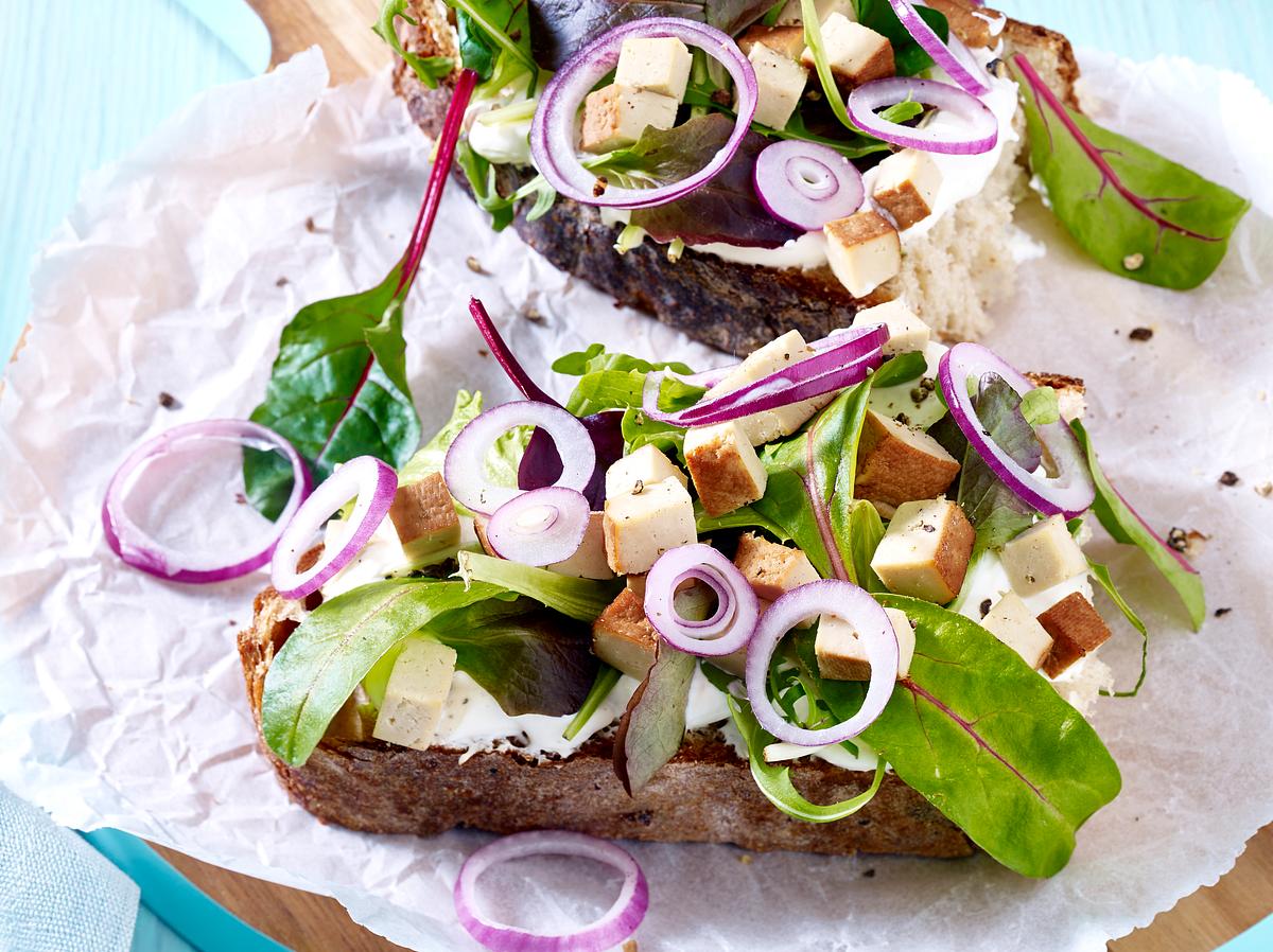 Vegetarisches Chia-Brot mit Tofu