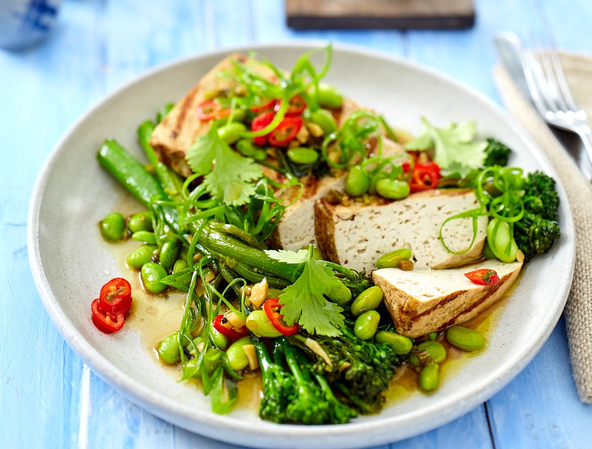 Vegetarisches Eiweiß Rezept für gegrillten Tofu mit Edamame