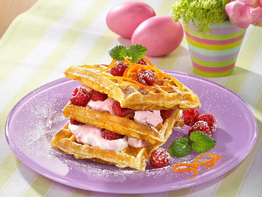 Vegetarisches Osteressen: Buttermilch-Möhren-Waffeln mit Himbeersahne Vegetarisches Osteressen: Buttermilch-Möhren-Waffeln mit Himbeersahne