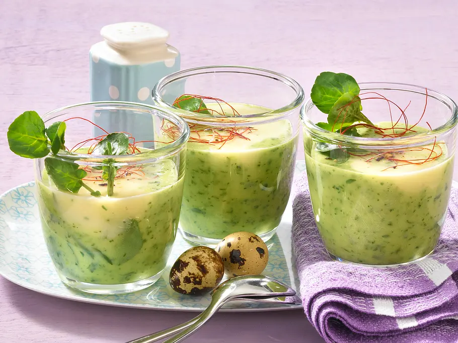 Vegetarisches Osteressen: Kressecremesuppe mit Weißwein verfeinert Vegetarisches Osteressen: Kressecremesuppe mit Weißwein verfeinert