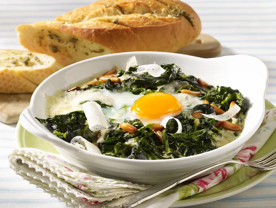 Vegetarisches Ostermenü: Florentiner Eier zu Kapern-Butter-Baguette Vegetarisches Ostermenü: Florentiner Eier zu Kapern-Butter-Baguette