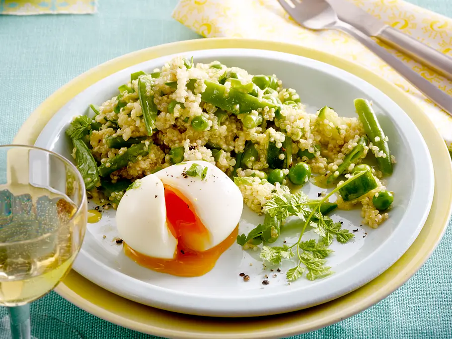 Vegetarisches Ostermenü: Französischer Quinoa-Bohnen-Salat mit Ei Vegetarisches Ostermenü: Französischer Quinoa-Bohnen-Salat mit Ei