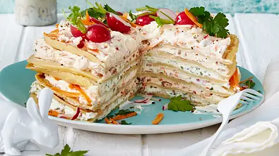 Vegetarisches Ostermenü: Herzhafter Pfannkuchen-Turm - Foto: Bauer Media Group