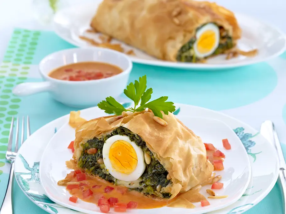 Vegetarisches Ostermenü: Im Hauptgang Spinat-Ei-Strudel mit Tomatensahne Vegetarisches Ostermenü: Im Hauptgang Spinat-Ei-Strudel mit Tomatensahne