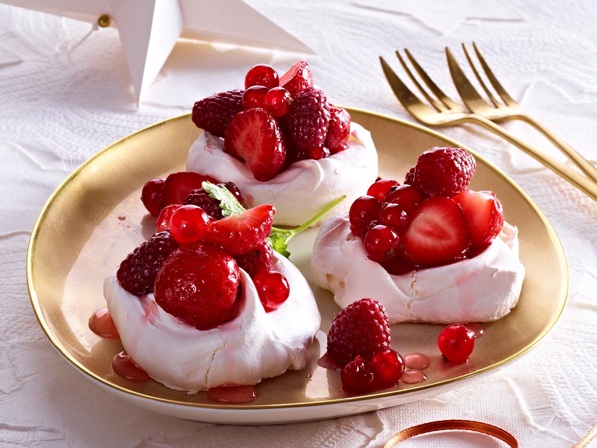 Mini-Pavlovas mit roten Früchten sind das perfekte Dessert für ein vegetarisches Weihnachts-Dessert.