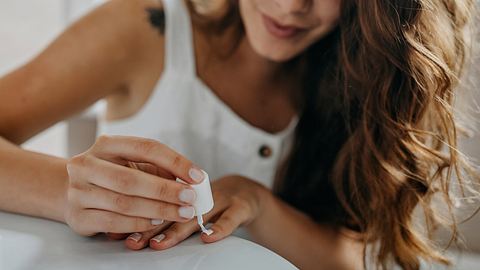 Velvet Nails: Dieser funkelnde Nagellack-Trend ist jetzt total angesagt - Foto: supersizer/iStock