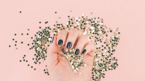 Velvet Nails: Diesen funkelnden Nagellack-Trend musst du ausprobieren! - Foto: dvoevnore/iStock
