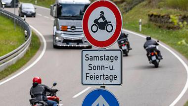 Derzeit wird über ein Motorrad-Fahrverbot an Sonntagen diskutiert. - Foto: imago images / Arnulf Hettrich
