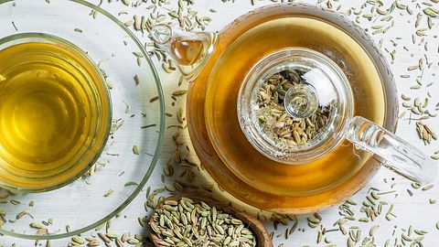 Dieser Tee hilft gegen Verdauungsbeschwerden. - Foto: mescioglu/iStock