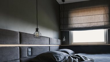 Zimmer mit Verdunkelungsrollo - Foto: iStock/KatarzynaBialasiewicz
