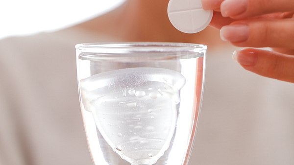 Menstruationstasse reinigen - Foto: iStock/ CasarsaGuru