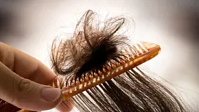 Verfilzte Haare entwirren: So löst du lästige Knoten aus deinen Haaren - Foto: RomoloTavani/iStock Verfilzte Haare entwirren: So löst du lästige Knoten aus deinen Haaren - Foto: RomoloTavani/iStock