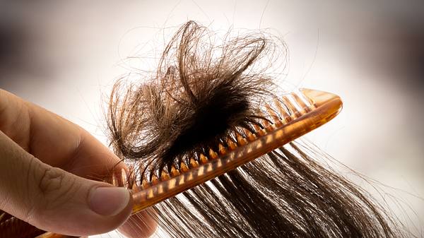 Verfilzte Haare entwirren: So löst du lästige Knoten aus deinen Haaren - Foto: RomoloTavani/iStock