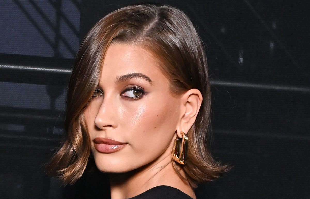 Der Jawline Bob wirkt sexy und elegant, wie Hailey Bieber zeigt. 