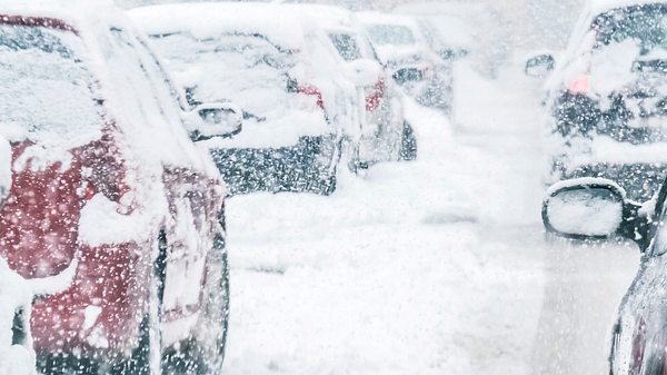 Verkehrschaos: Tagestouristen überlaufen Winterberg - Foto: gremlin / iStock
