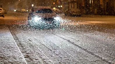 Verkehrschaos Schnee, Auto fährt im Schnee - Foto: IMAGO / Ardan Fuessmann