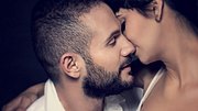Closeup portrait of gentle loving couple kissing isolated on black background, enjoying romantic relationship, affection and tenderness concept - Foto: Anna_Om/iStock