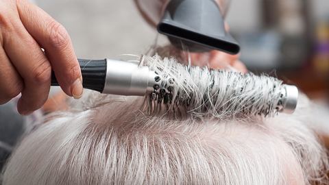 Diese 88-jährige Rentnerin erobert mit ihren verrückten Frisuren gerade alle Herzen - Foto: iStock/Neydtstock