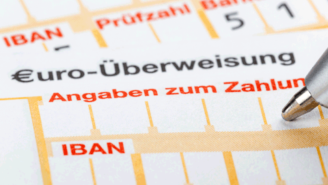 Erlaub dir lieber keine Witze mit dem Verwendungszweck, wenn du Überweisungen machst. - Foto: iStock