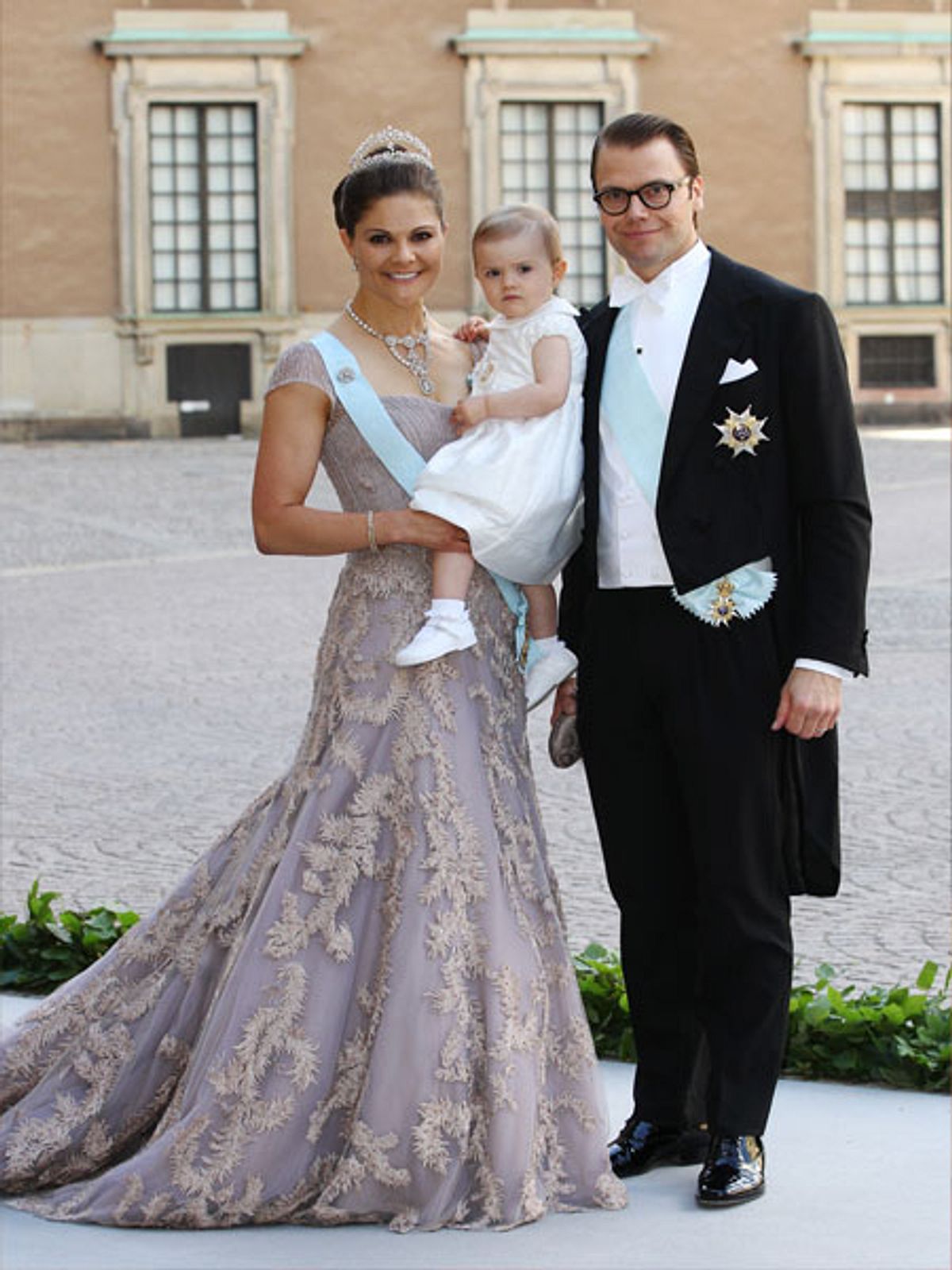 victoria und daniel mit estelle bei der hochzeit von madeleine