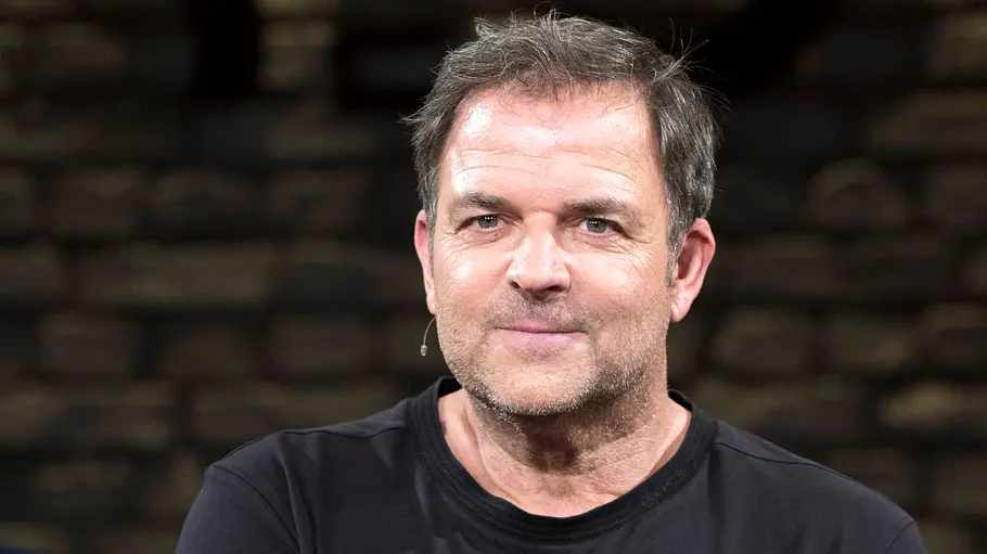 Viele Menschen können über die Situation rund um Wal Timmy nur noch den Kopf schütteln. Martin Rütter schaut in die Kamera.