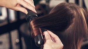 Diese 5 vielseitigen Frisuren sollte jede Frau über 30 kennen - Foto: PeopleImages/iStock