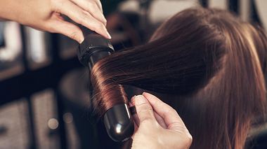 Diese 5 vielseitigen Frisuren sollte jede Frau über 30 kennen - Foto: PeopleImages/iStock