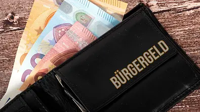 Familie bezieht Bürgergeld und spart jeden Monat 1000 Euro - Foto: iStock/Stadtratte