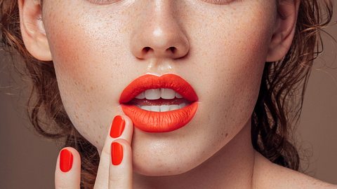Vinyl-Lips: Volle Lippen nachschminken - Foto: CoffeeAndMilk/iStock
